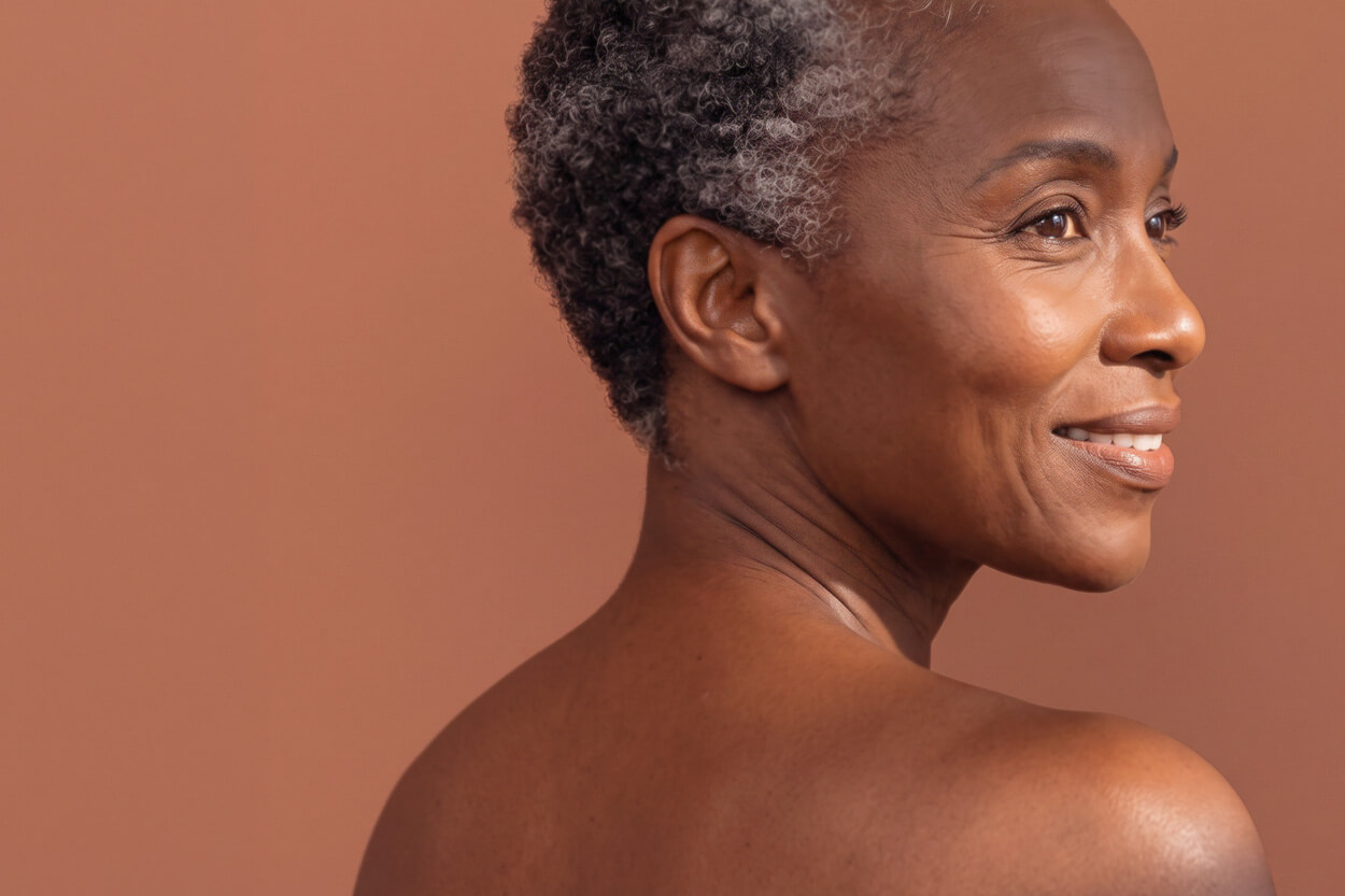 Portraitfoto einer Frau auf braunem Hintergrund