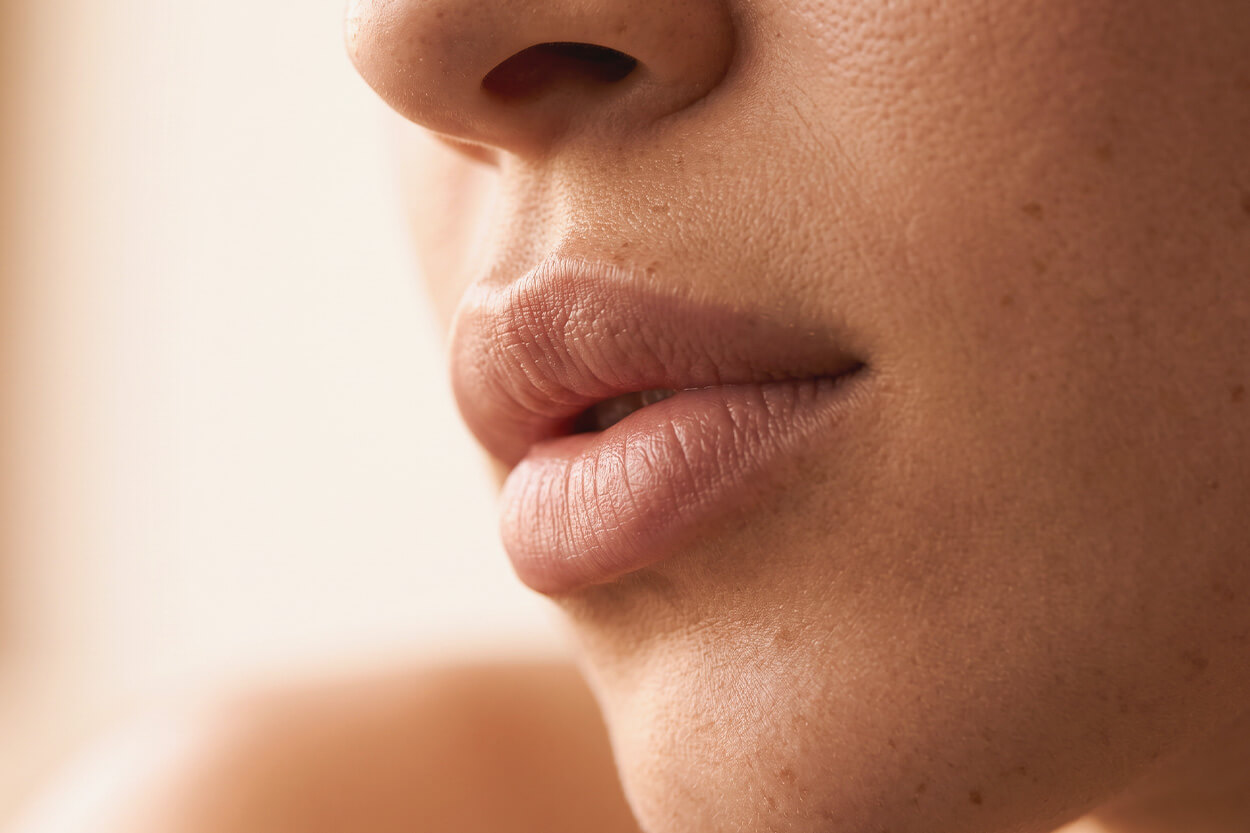 Nahaufnahme von vollen Lippen einer Frau